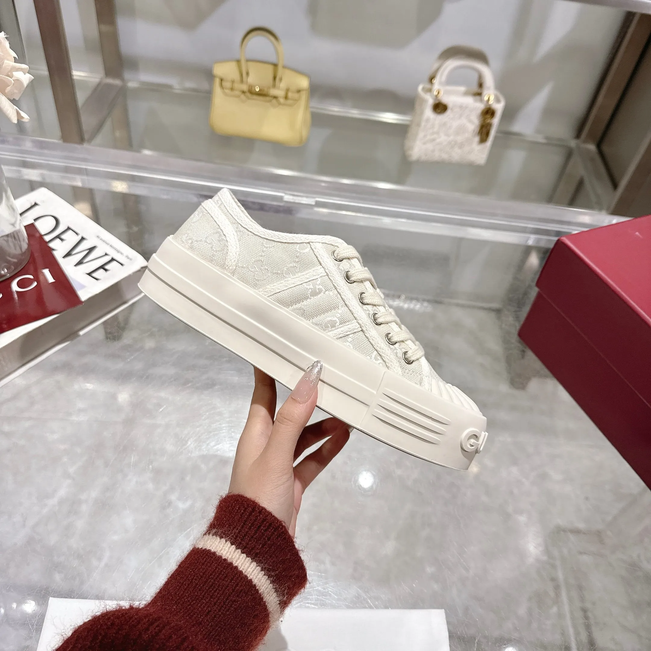 👟👟Ex-factory price 480👟👟 Crafted with iconic GG canvas❤, it cleverly combines spot design and modern aesthetics💋. The bold and avant-garde gallery shape is paired with "Gucci printed embossed rubber sole🌹, creating a dazzling item with full personality👏 and comfortable to wear." The original 1:1 molded sole looks like Huawei's chrysanthemum LOGO at first glance. 👍It is not on the same level as the high-protruding fake soles on the market👏✔️Full set packaging, size 35-4,